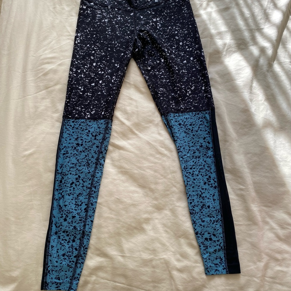 Nike Women’s Black and Blue Patterned Leggings